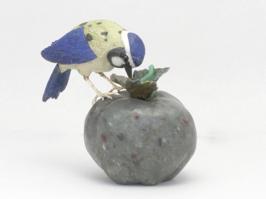 リンゴの上の鳥